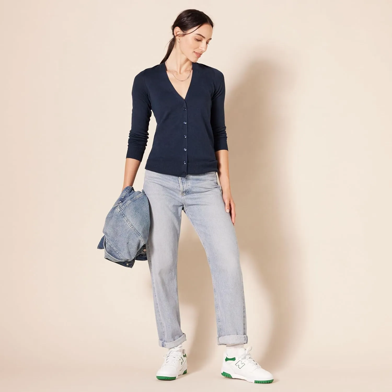 Amazon Essentials Women's Lightweight V-Neck Cardigan Sweater (Available in Plus Size)